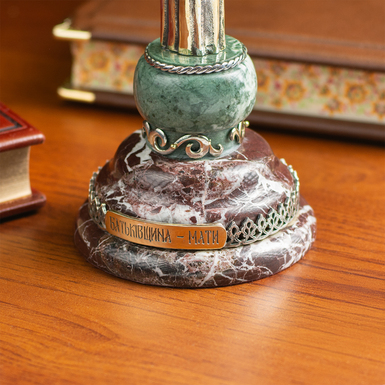 Напис на підставці статуетки фото