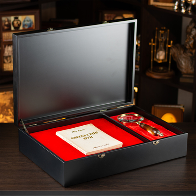 книга на подкладке фото