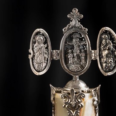 wow video Пасхальное яйцо "Распятие Христово с предстоящими" на подставке из мраморного оникса