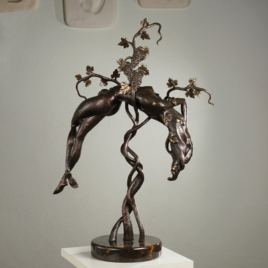 скульптура дівчина та лоза фото 1