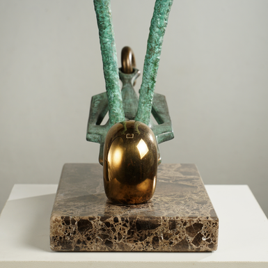 скульптура из бронзы на мраморной подставке фото 1