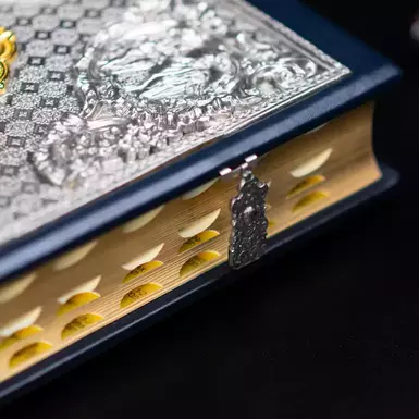 wow video Роскошная Библия в золоте и серебре (на украинском языке)