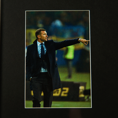 автографы футболистов в декоративной раме фото