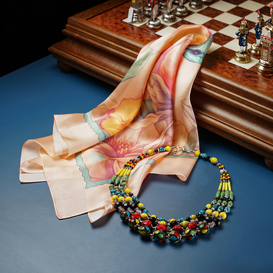 Подарочный комплект ожерелье "Радуга" 3-рядное из кошачьего глаза, халцедона и стекла и платок из натурального шелка "Peach bird" от FAMA фото