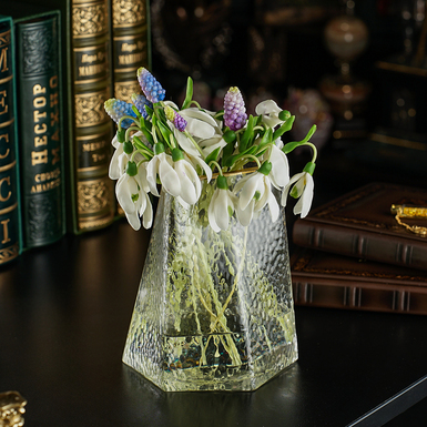 Букет первоцвітів у вазі з богемського скла фото 1