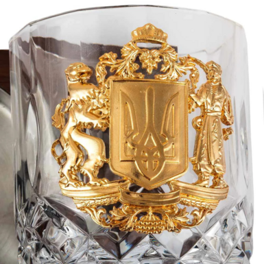Герб на бокале для виски фото