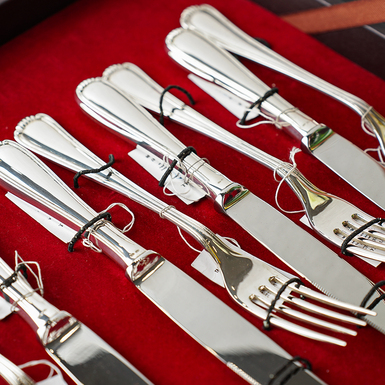 Столовые приборы в коробке для хранения фото