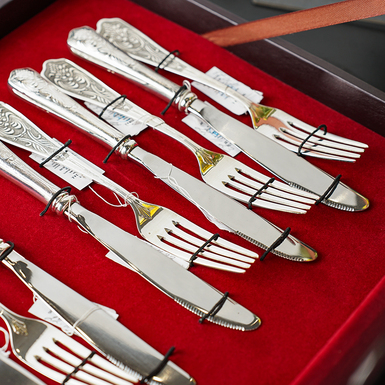 Столовые приборы в коробке для хранения фото