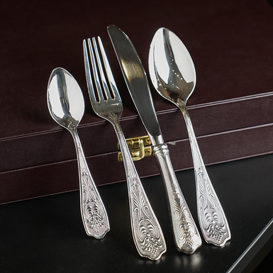 Комплект столовых приборов фото