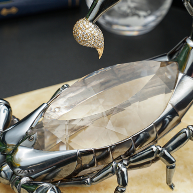 Камень в центре статуэтки фото