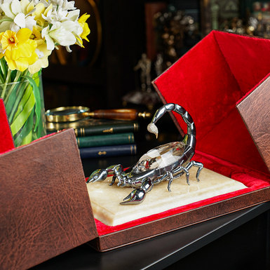 Статуэтка в подарочной коробке фото