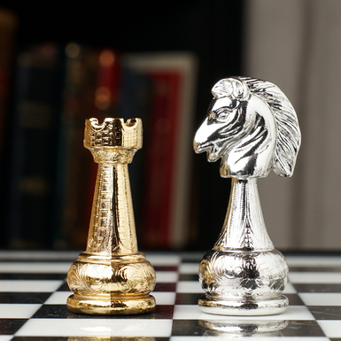 Конь и пешка фото