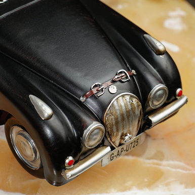 model with moving wheels photo