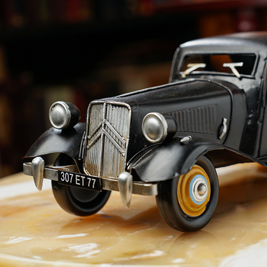 model with moving wheels photo