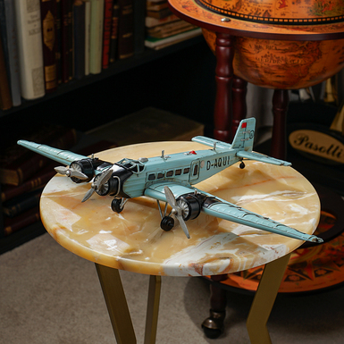 металева модель літака у польоті фото