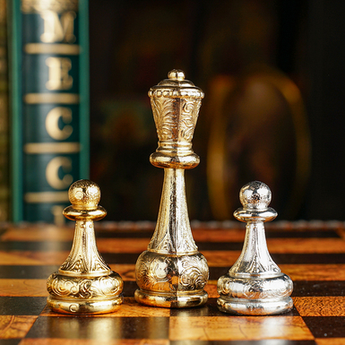 Деталізовані фігурки на дошці фото