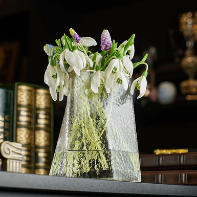 wow відео Букет первоцвітів з холодної порцеляни у вазі з богемського скла, автор Марина Малиновська