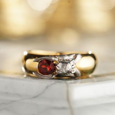 Срібна каблучка "Містика" зі вставками гранату фото