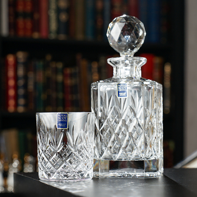 графин з різьбленим малюнком фото 1