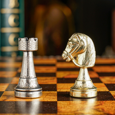 Шахматы на доске фото