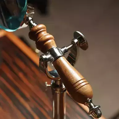 лупа в магазине подарков