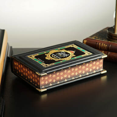 Книга в інтер'єрі фото