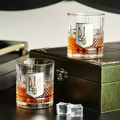 Бокалы с трезубом фото