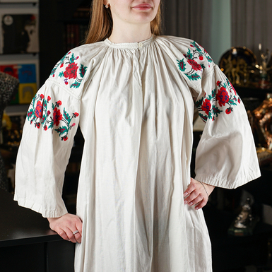 сорочка на белом фабричном полотне фото