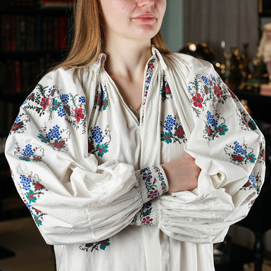 жіноча сорочка на білому фабричному полотні фото