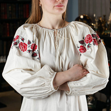 вышитая женская сорочка на льняном фабричном полотне фото