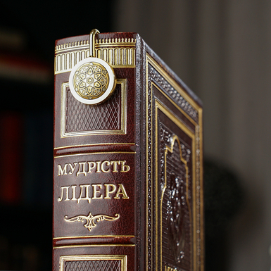 Комплект из книги и закладки фото