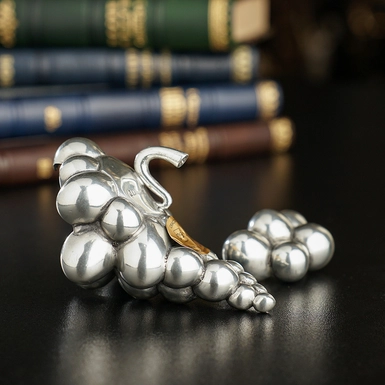 wow video Олов'яна лійка для вина у формі виноградної лози від Freitas & Dores