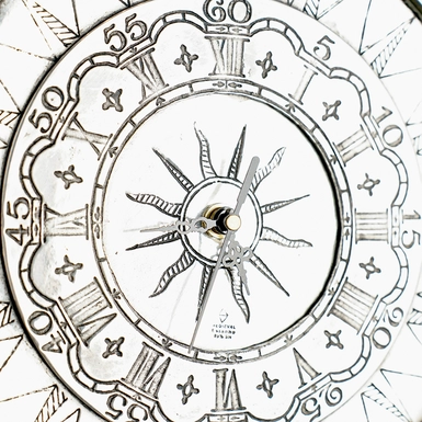 wow video Оловянные настенные часы "Border of the world" от Freitas & Dores