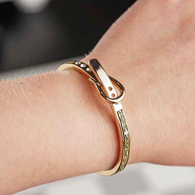 браслет на жіночій руці фото 1