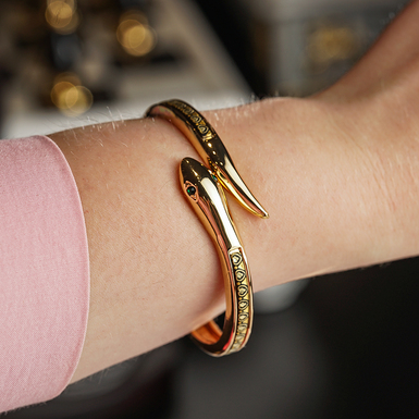 браслет в виде змеи вокруг руки фото 1