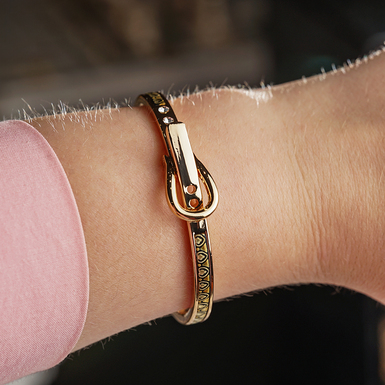браслет на жіночій руці фото 1