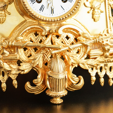 Позолочені деталі камінного годинника фото