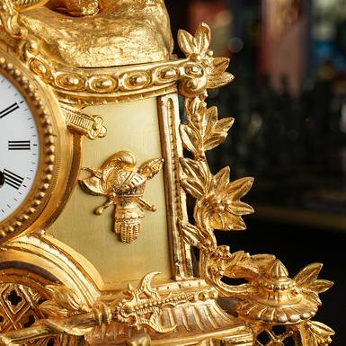 Позолочене обрамлення камінного годинника фото