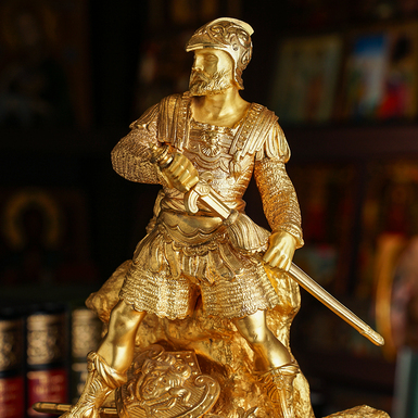 Розкішна скульптура на верхівці камінного годинника фото