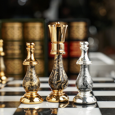 шахматные фигуры королева и пешки фото 1