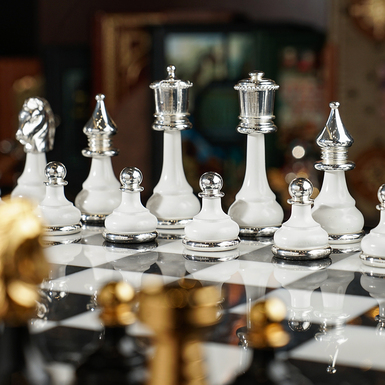 білі шахові фігури з латуні фото 1