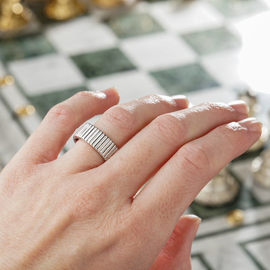 Перстень на руке фото