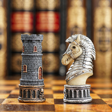 Конь и пешка фото