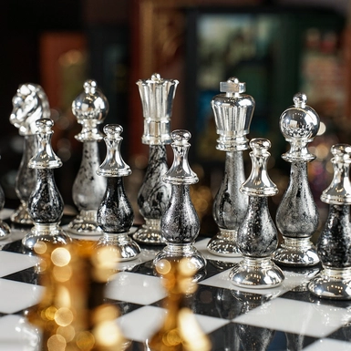 wow video Шахматный комплект из лакированного дерева и мрамора Tesoro in bianco e nero от Italfama