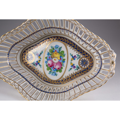 блюдо у магазині подарунків фото