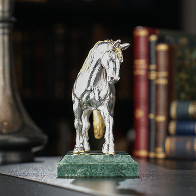 Скульптура на постаменті фото