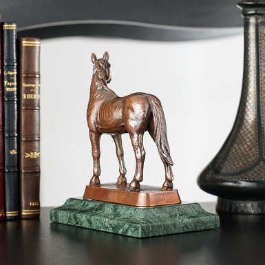 Скульптура на мармуровому постаменті фото