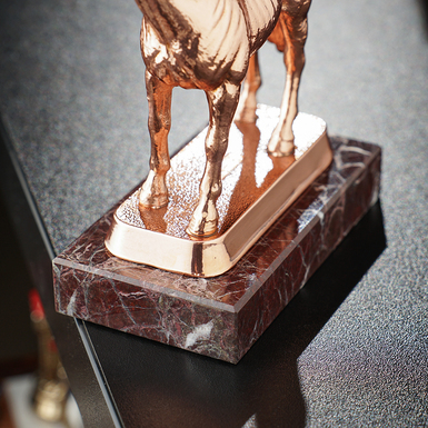 Статуетка на постаменті фото