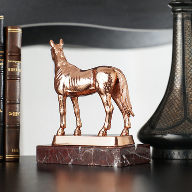 Скульптура на мармуровому постаменті фото