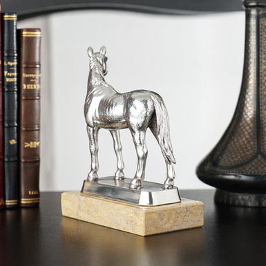 Скульптура на мармуровому постаменті фото